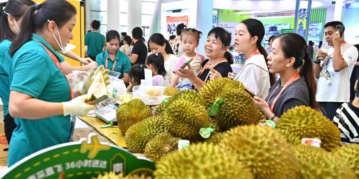 Sầu riêng được trưng bày tại thị trường Trung Quốc